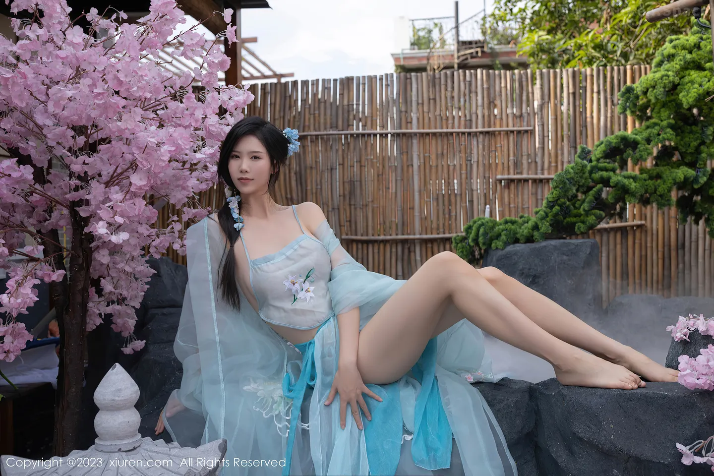 图片[4]-[XiuRen秀人网] VOL.6991 模特利世户外温泉性感浅蓝色古装服饰秀曼妙身姿惹火诱惑写真74P-秀人网官方网站